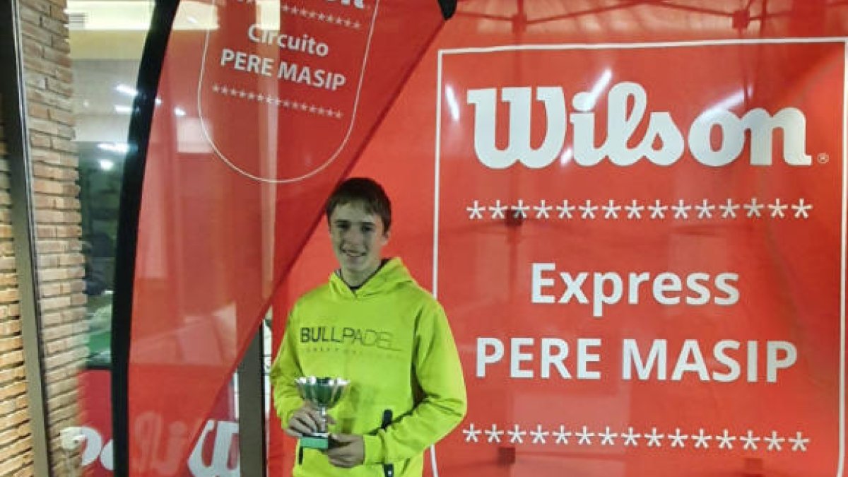 Adrià Franco, del CT Lleida, con el trofeo de ganador.