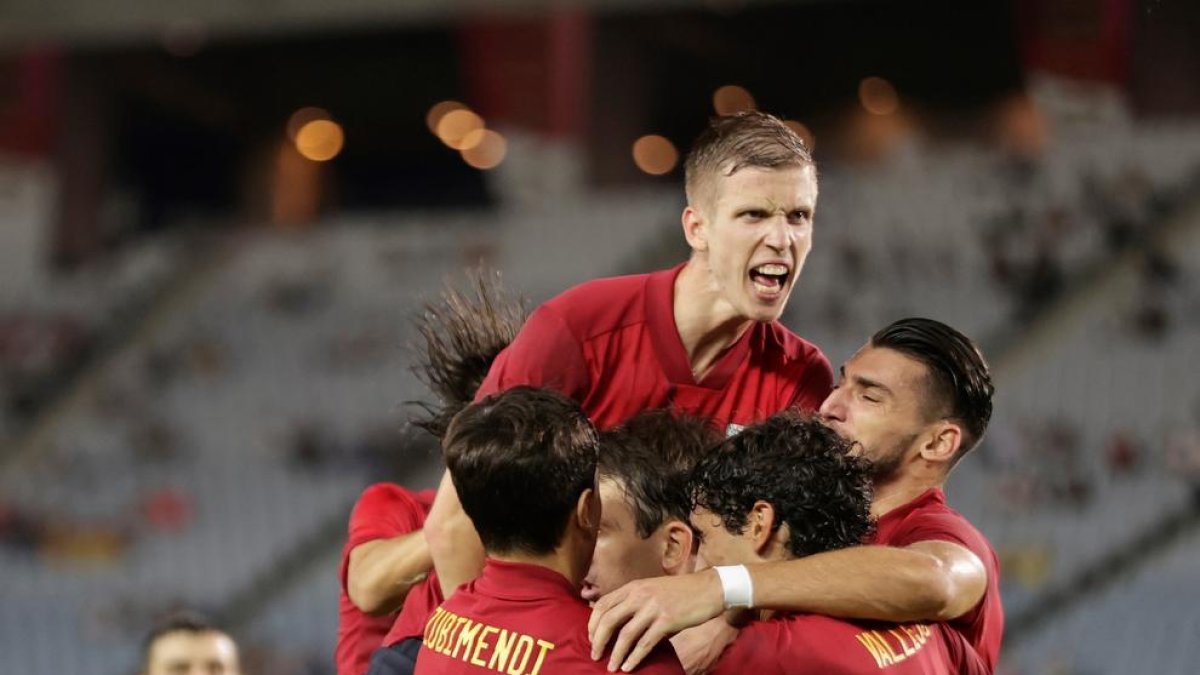 Los jugadores española celebran uno de los cinco goles que marcaron ayer a Costa de Marfil.