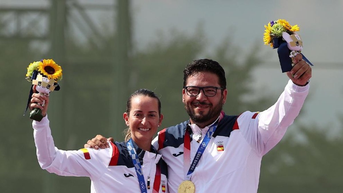 Fátima Gálvez y Alberto Fernández, en el podio con el primer oro para la delegación española.