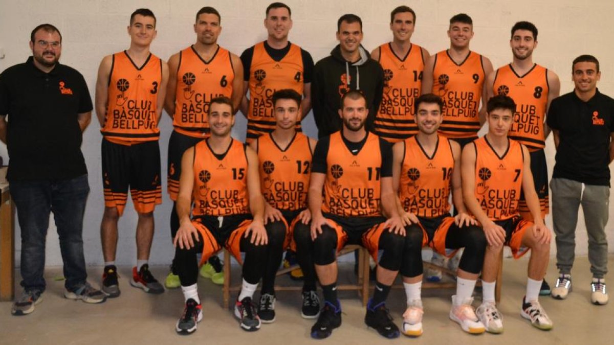 El equipo sénior del Club Bàsquet Bellpuig.