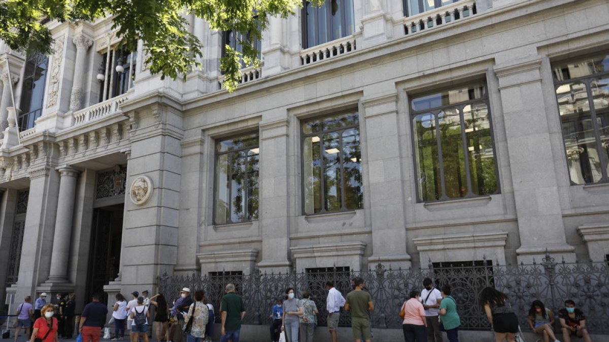 Largas colas en el Banco de España en Madrid el último día de cambios de monedas.