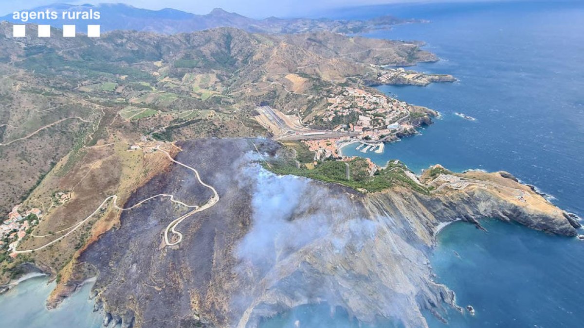 Un incendi a Portbou crema unes 50 hectàrees de terreny forestal