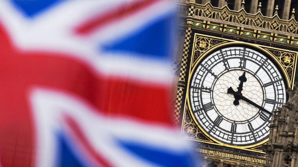 Vista del rellotge del Big Ben de Londres darrere una bandera del Regne Unit.