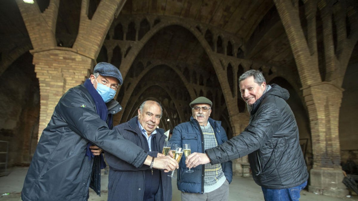 L’alcalde, Francesc Lluch, amb els propietaris, Santiago i Manel Valls.
