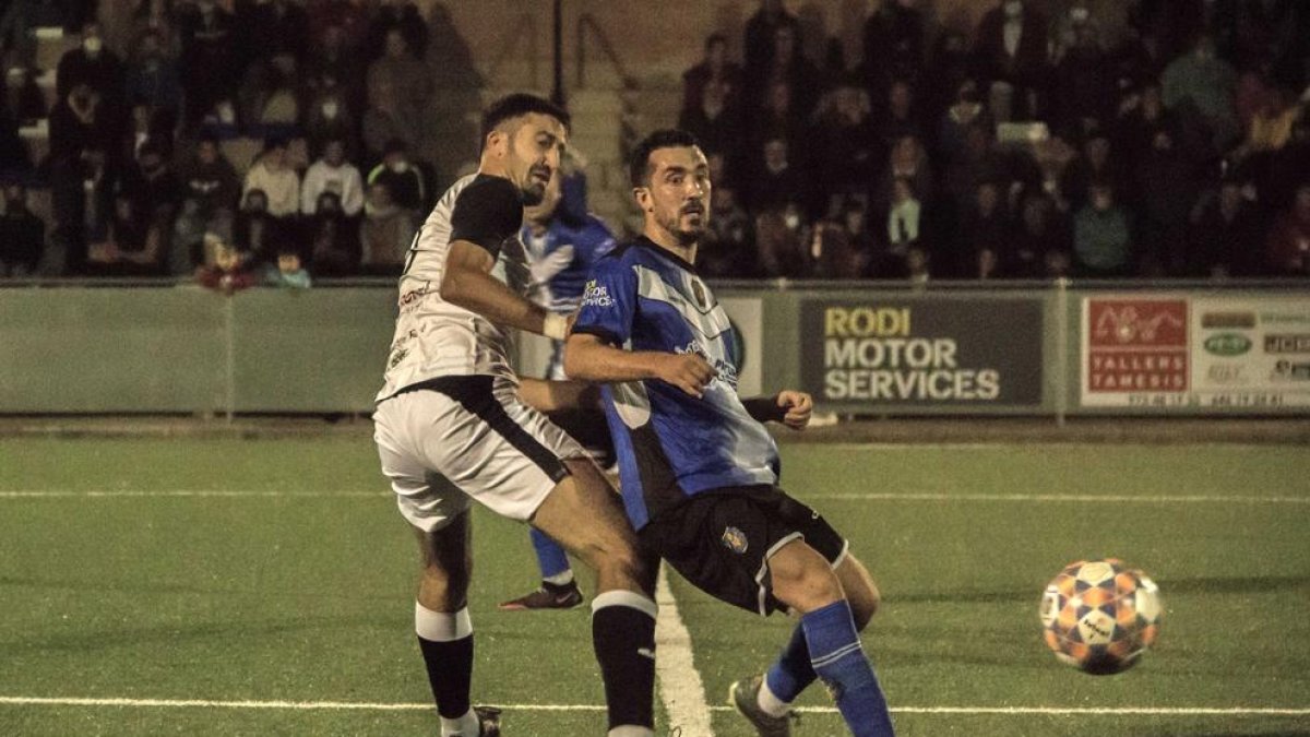 Un jugador del Solsona y otro del Borges disputando el balón ayer durante el partido.