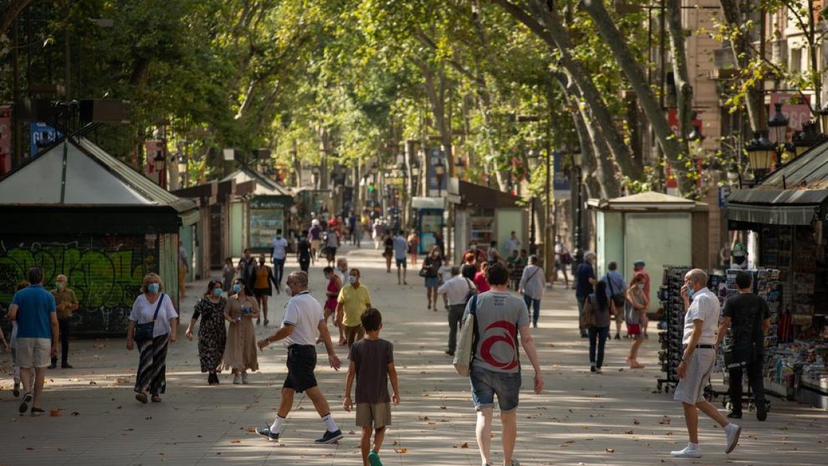 Desenes de persones passegen pel centre de Barcelona.