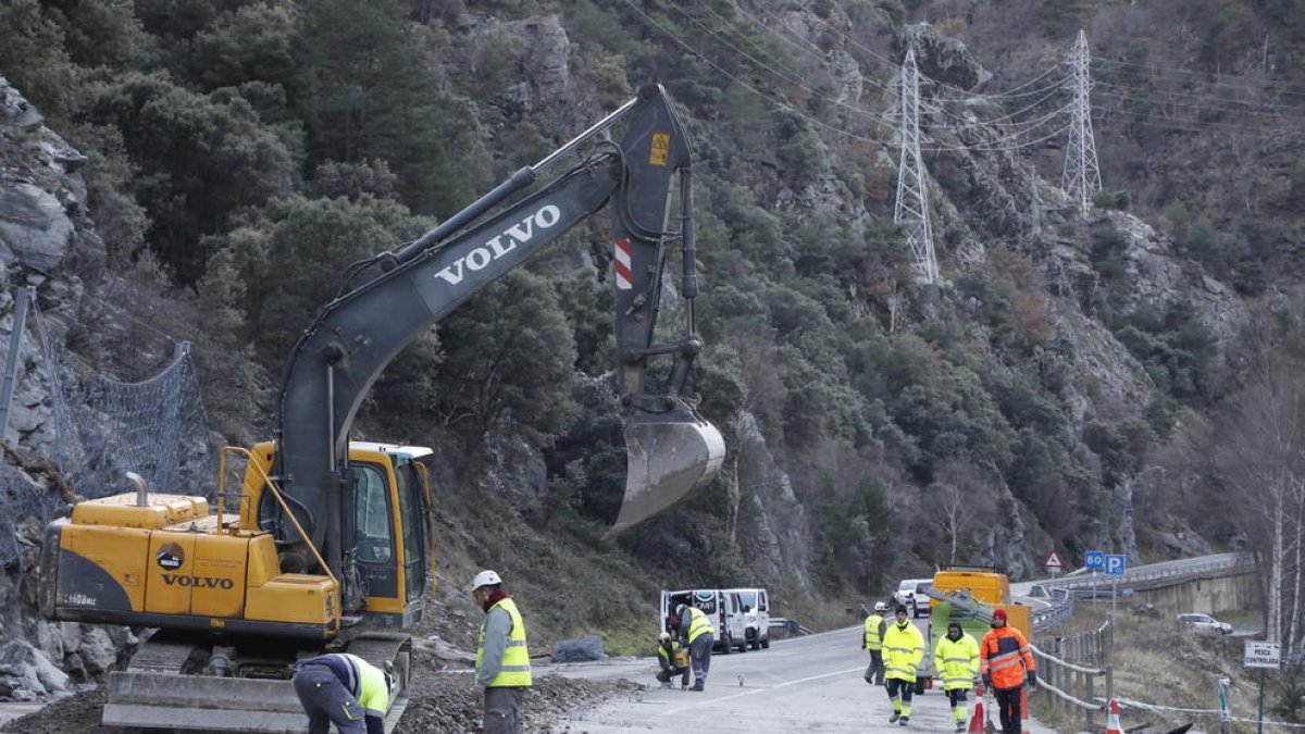 Operarios de Carreteras trabajaban ayer en crear una pantalla metálica para poder abrir un paso alternativo esta tarde. 