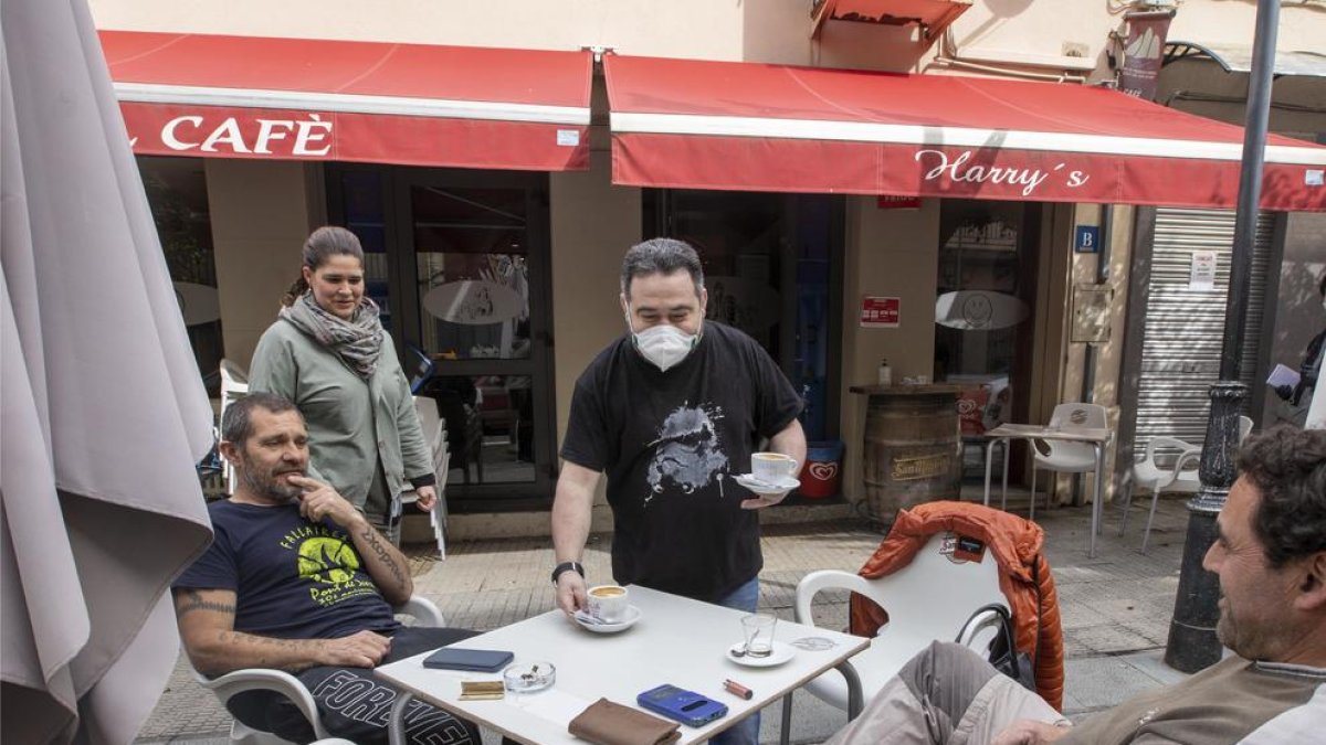 Vecinos en una de las terrazas abiertas ayer en El Pont de Suert.