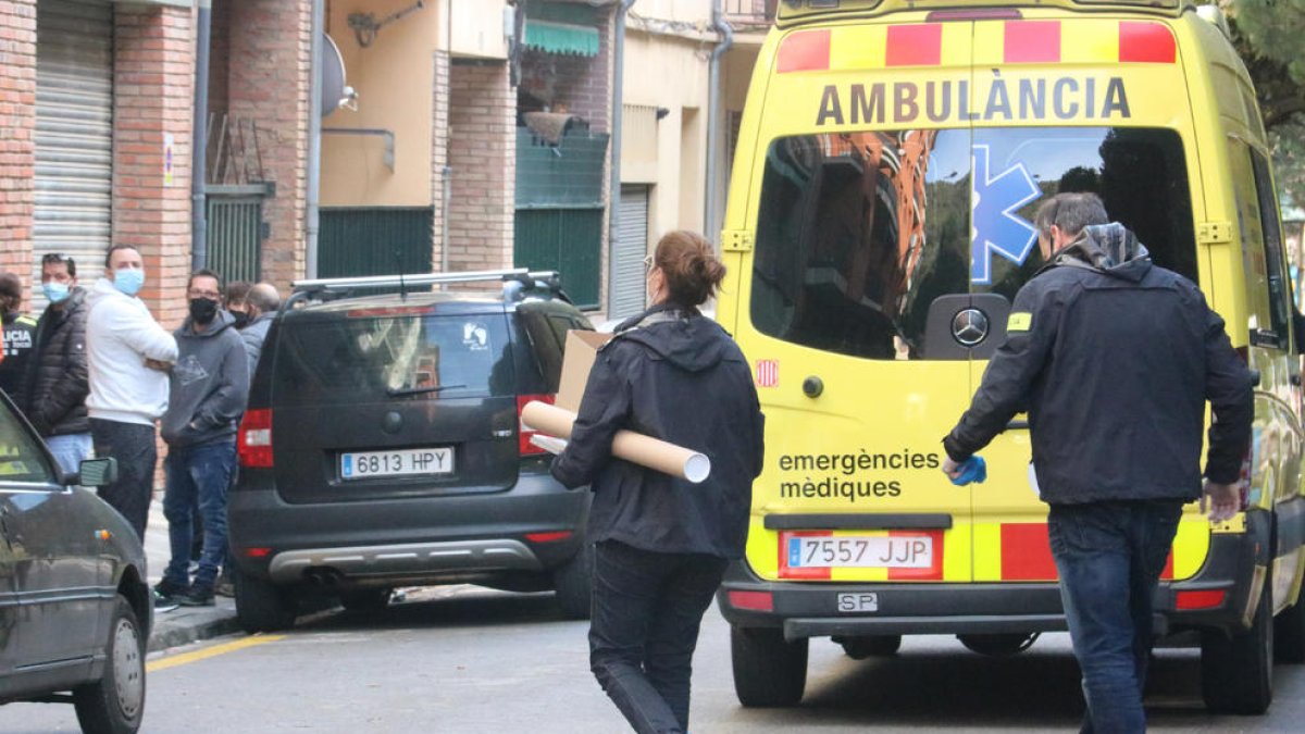 Efectivos de emergencias ayer en la avenida Ripollès de Ripoll donde tuvo lugar el crimen. 