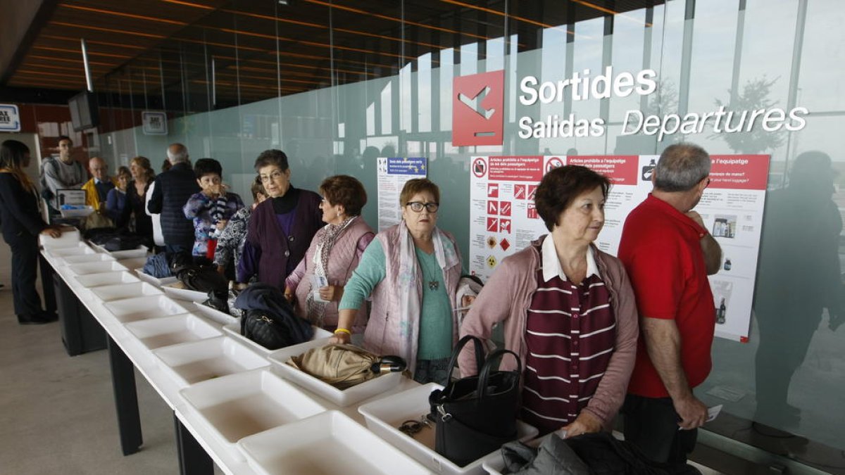 Jubilados leridanos en el aeropuerto de Alguaire el año pasado.