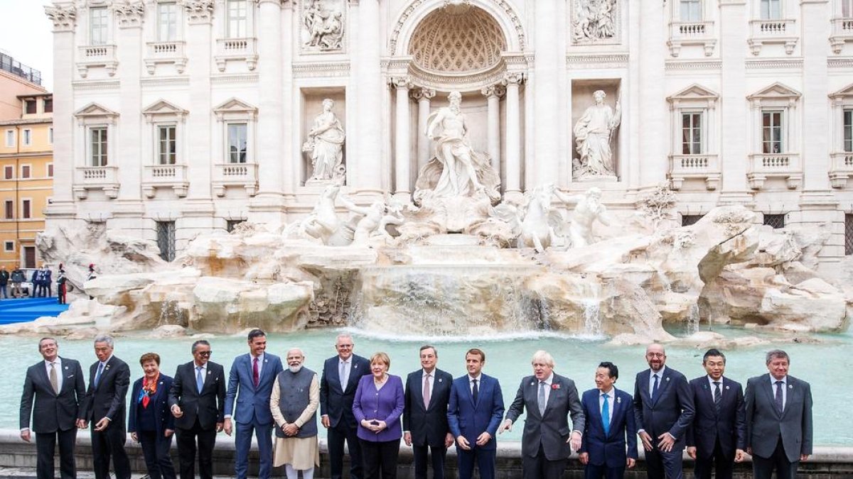 Los líderes del G20 pusieron fin a la cumbre lanzando una moneda a la Fontana de Trevi en Roma. 