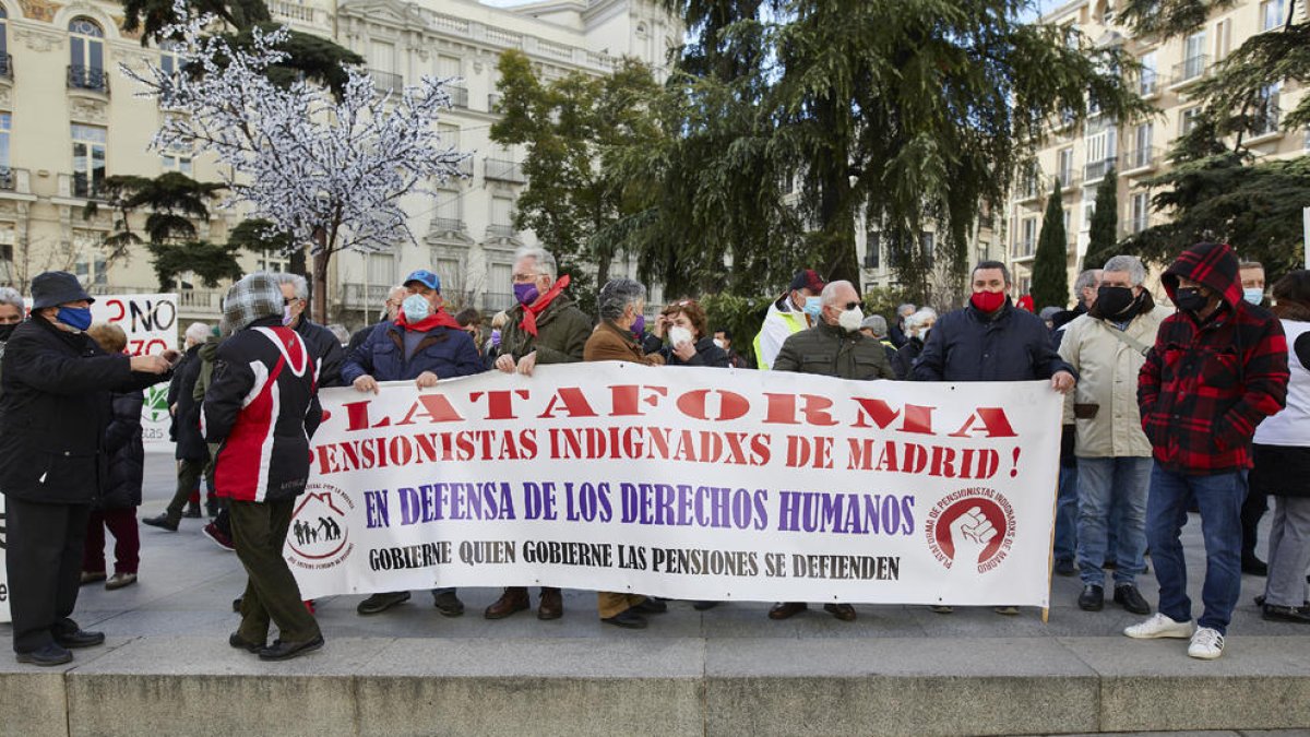 Concentració contra la “privatització” de les pensions, ahir davant del Congrés dels Diputats.