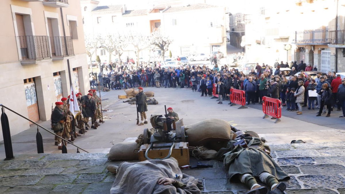 Recreació del combat entre les tropes republicanes i les revoltades davant de l’església de la Granadella, ahir.