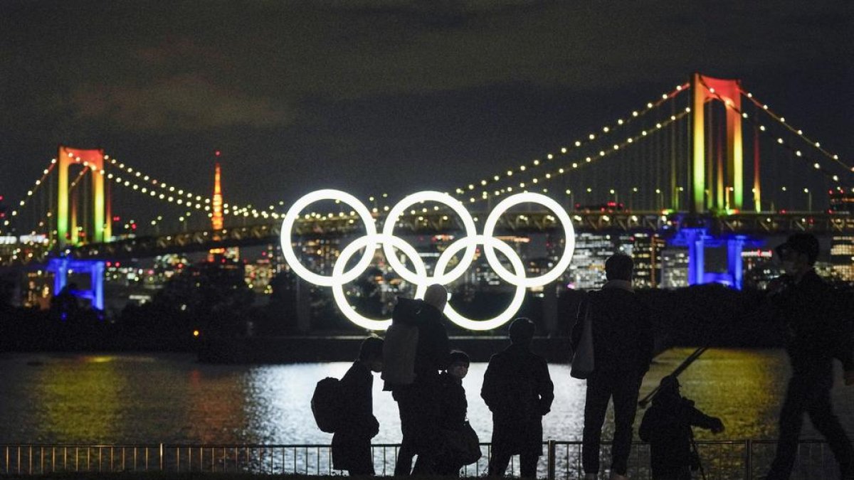 Una vista nocturna de la ciudad de Tokio con los aros olímpicos como protagonistas.