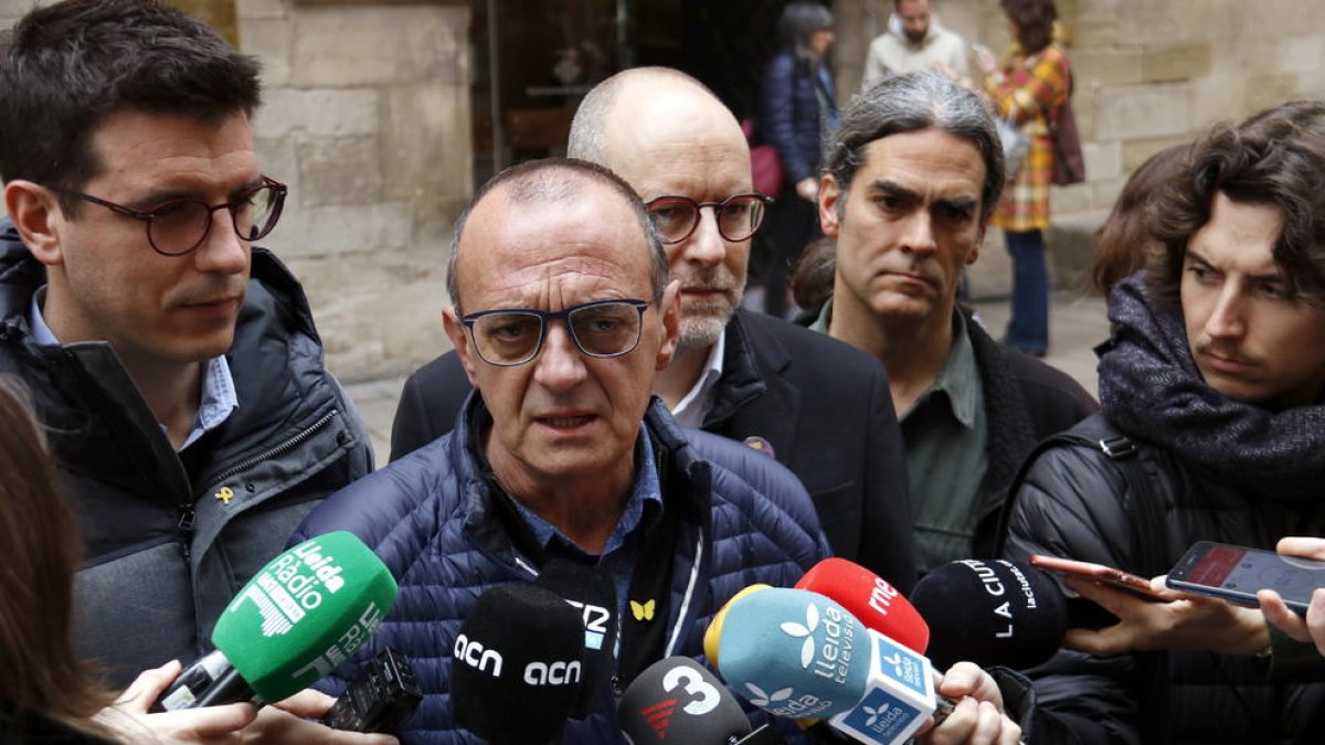 L'alcalde de Lleida, Miquel Pueyo, amb els mitjans de comunicació aquest dimarts a la plaça Paeria.