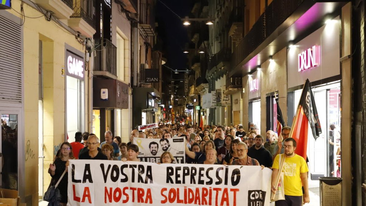 Manifestación de protesta en Lleida por el encarcelamiento de los siete independentistas, anoche.