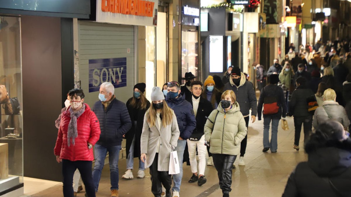 L’Eix Comercial de Lleida va estar molt freqüentat ahir a la tarda.