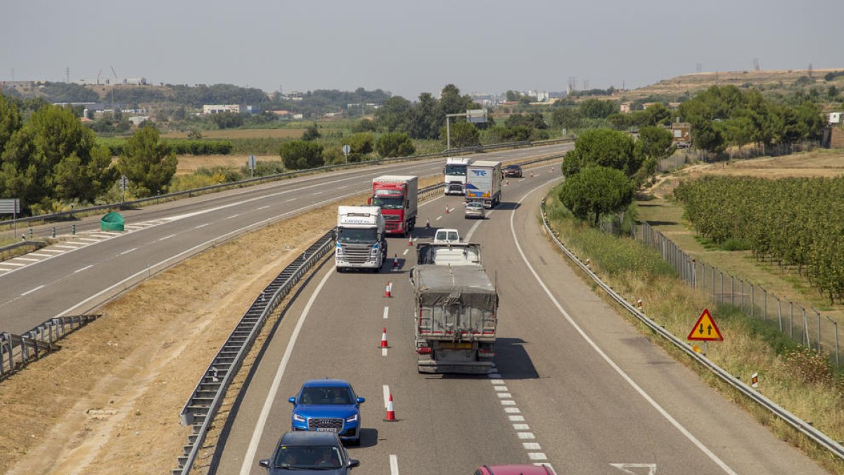 Las obras se centran ahora en la calzada sentido Barcelona y el tráfico se desvía hacia la contraria, en la que se registraron retenciones y circulación lenta.