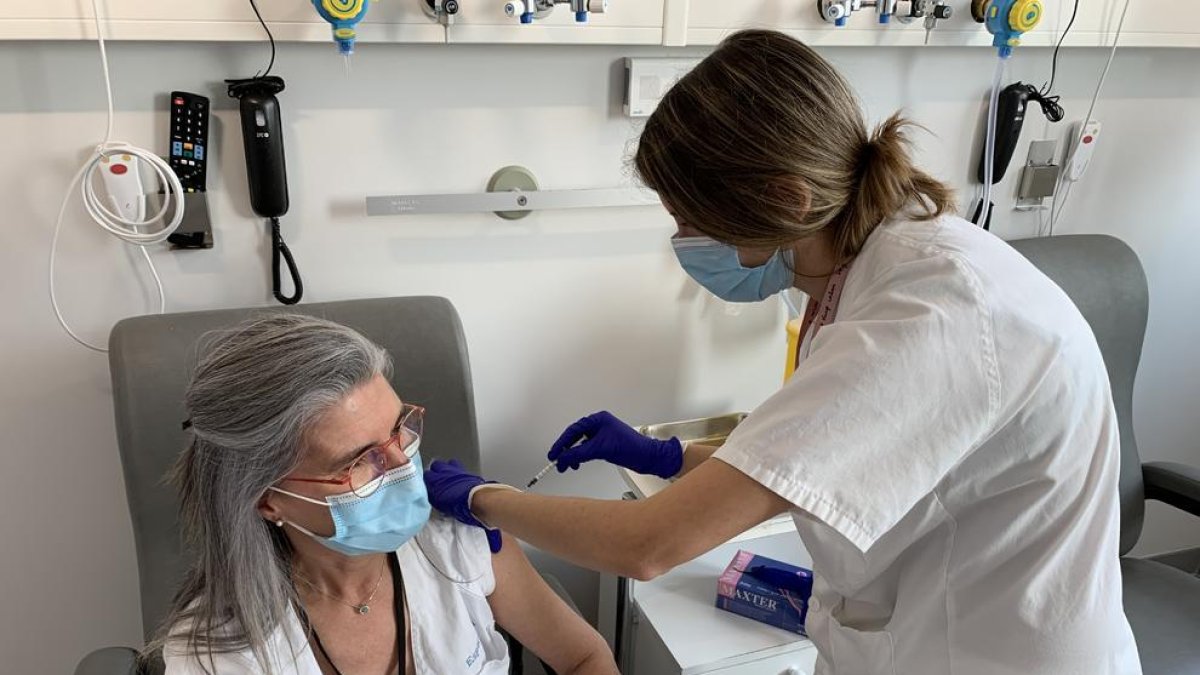 Comença la vacunació contra la Covid entre els sanitaris de Lleida