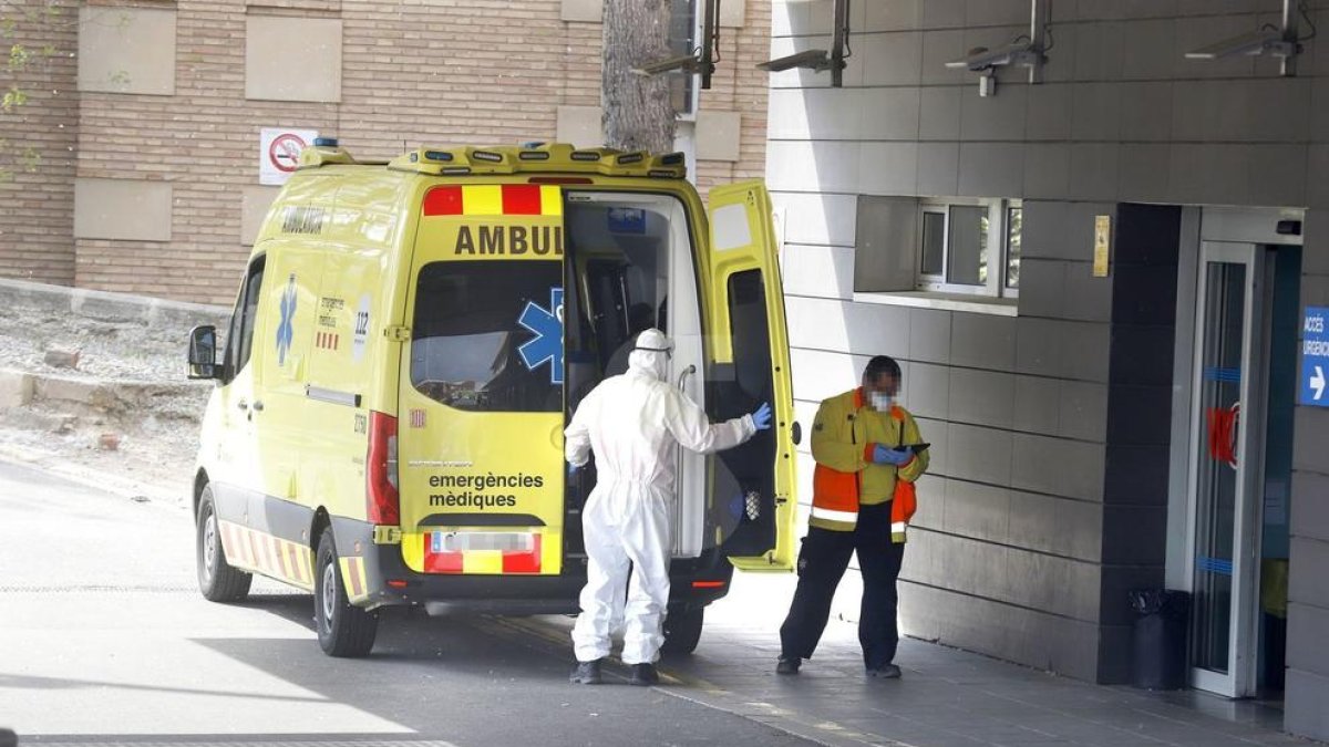 Una ambulancia dejando a un enfermo ayer en el Arnau.