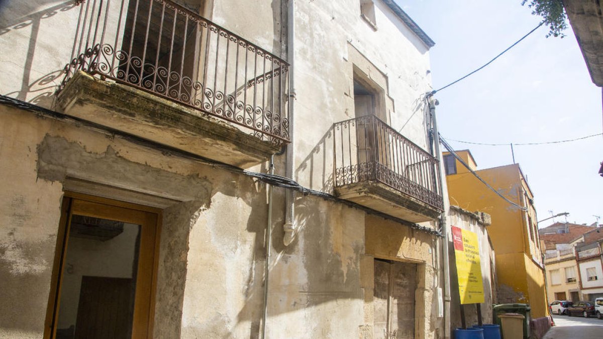 Vista de la fachada de Cal Vallverdú. 