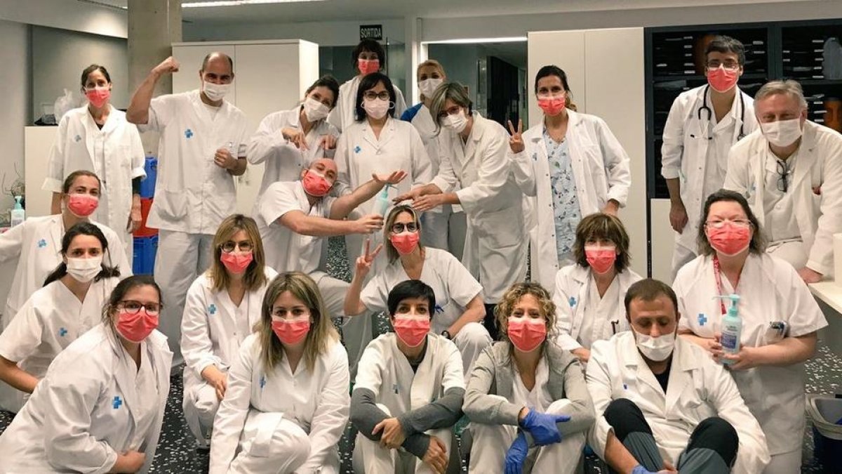 Foto de familia de personal del CAP Onze de Setembre, que insta a los pacientes a que llamen antes que acudir al centro.