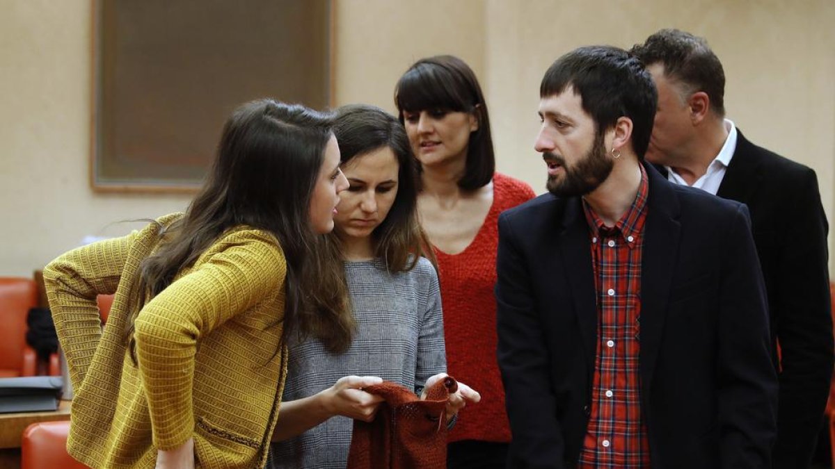 La diputada de Podemos Irene Montero conversa con varios diputados en el Congreso.