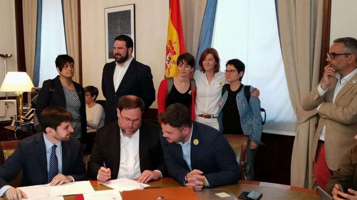 Junqueras compleix el tràmit de l’acta acompanyat de Rufián.