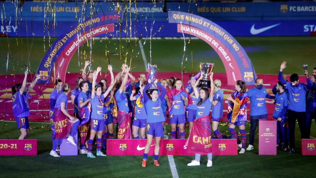 El Barça Femení celebra el doblete  -   El equipo que dirige el leridano Lluís Cortés celebró anoche el doblete de Liga de Campeones y Liga con una goleada (8-0) al Athletic, ante el que logró su victoria número 27 en igual número de partid ...