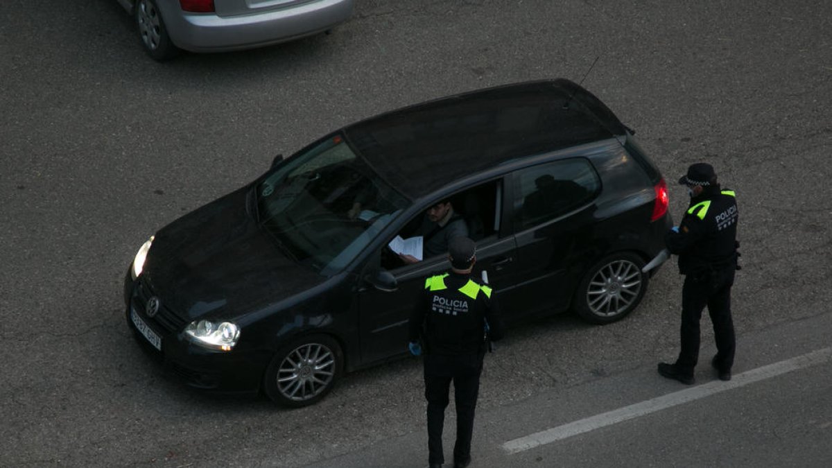 Imagen de un control de la Policía Local de Tremp el lunes a última hora de la tarde.