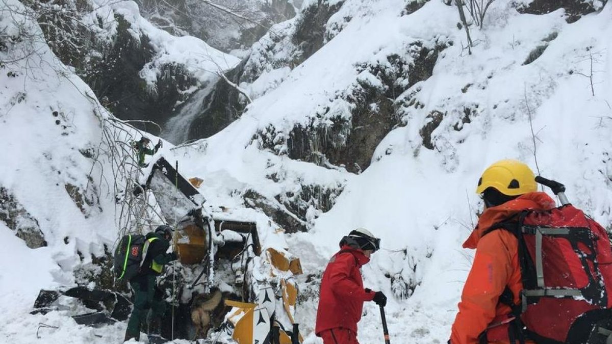 La màquina fresadora va ser arrossegada per la neu fins una zona de difícil accés.