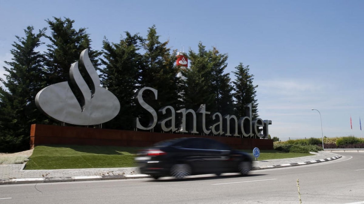Entrada de la ciutat financera del Banc Santander a Madrid.