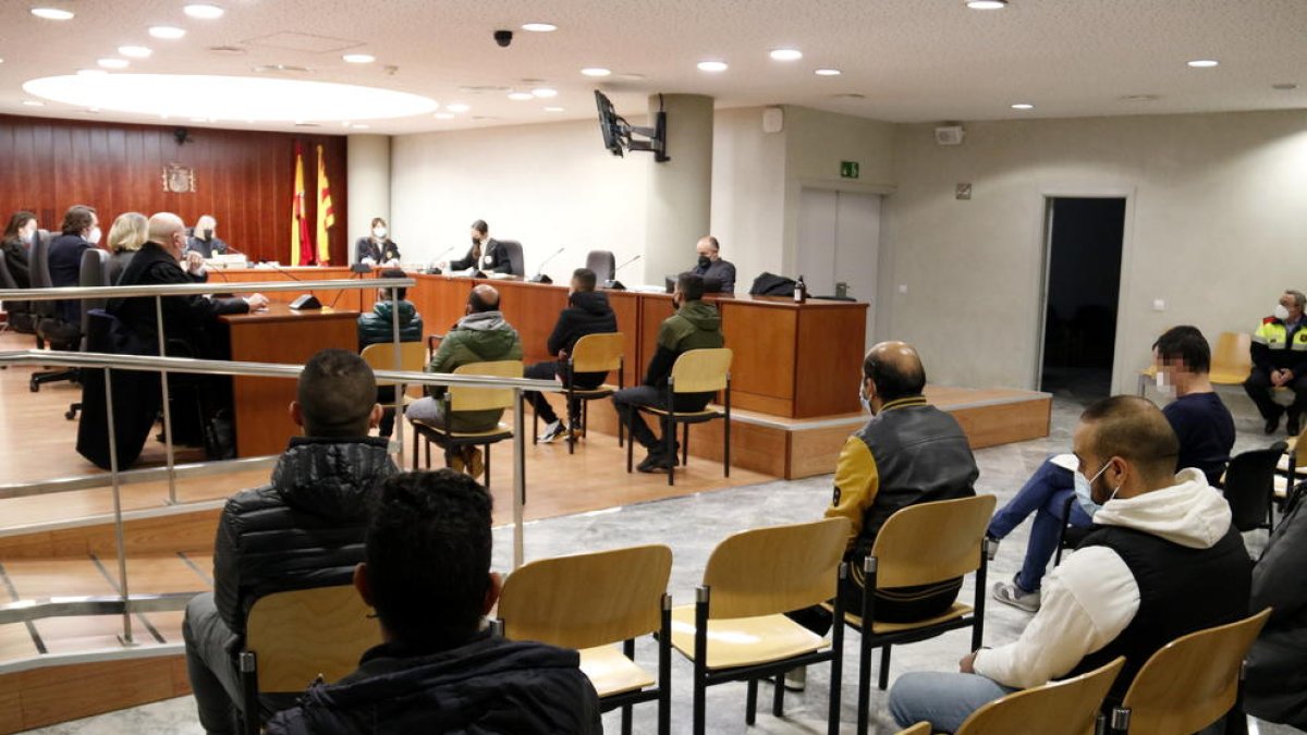 Els 8 acusats de traficar amb drogues a Ponent a l'Audiència de Lleida.