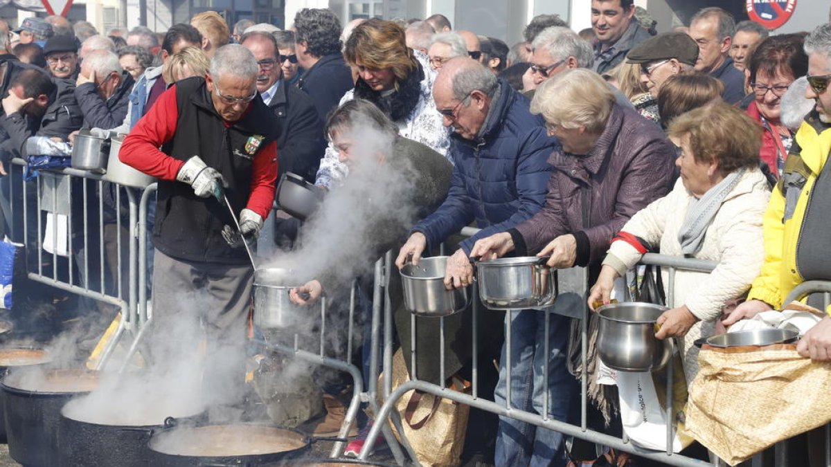 Vecinos y voluntarios se reunieron ayer a primera hora de la mañana en los silos de Artesa de Segre para elaborar el tradicional ‘mondongo’, para el que se mataron 4 cerdos.