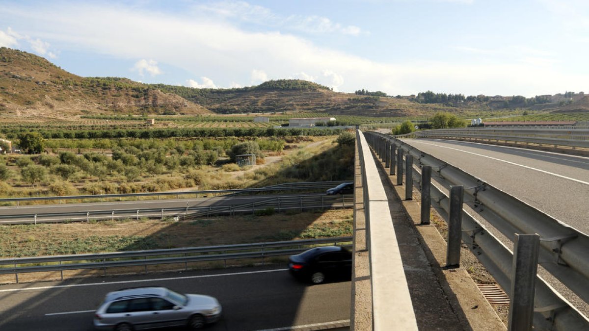 El pont de la LV-7023 que creua l'AP-2 a Castelldans, on es podria crear un accés ràpid a l'autopista.