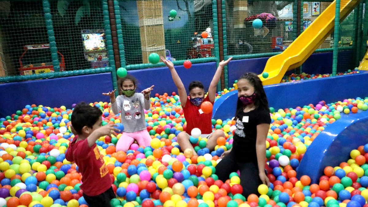 Varios niños volvieron a disfrutar ayer del ‘chiquipark’ de Lleida ‘Mamba Parc’.