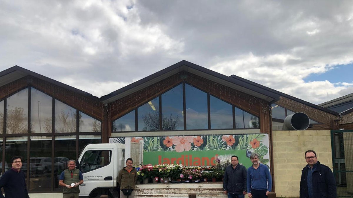 Solidaridad  -  La empresa de jardinería Jardiland donó ayer al ayuntamiento de Alpicat numerosas plantas. A petición de este centro comercial, el propio consistorio repartió entre las residencias de mayores del pueblo todas las flores. El alca ...