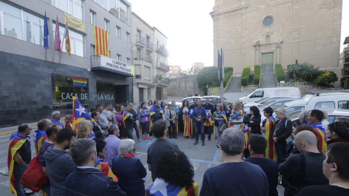 Concentración ayer por la tarde ante el ayuntamiento para expresar apoyo al alcalde, Miquel Serra.