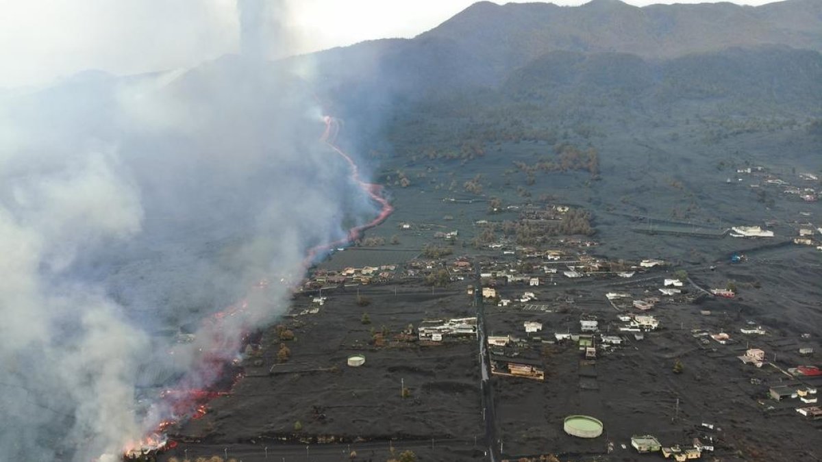La lava del volcán de La Palma sepulta el cementerio de Las Manchas.