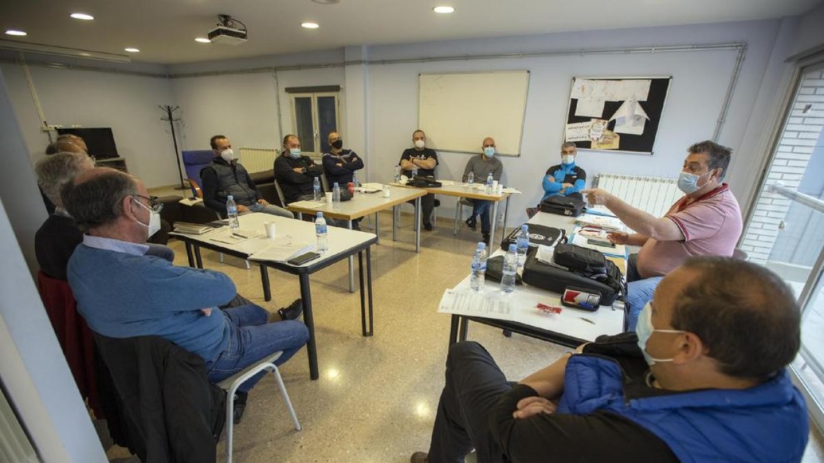 Imagen de la reunión de ayer de la asociación de bomberos voluntarios en Torà. 