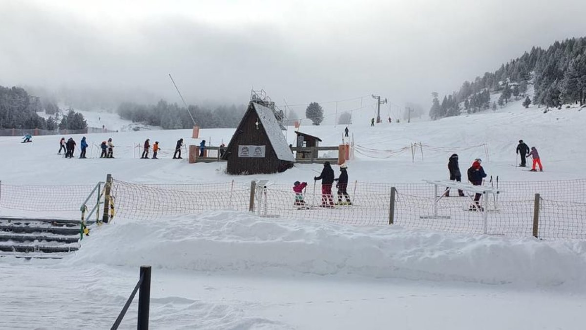 Esquiadors ahir a les pistes de Port Ainé.