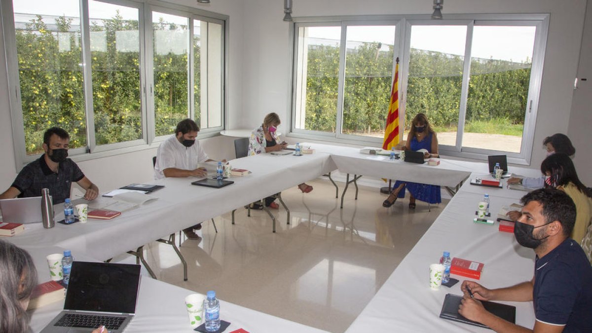 La sesión de la Mesa del Parlament, en el Espai Lluís Companys de El Tarròs.