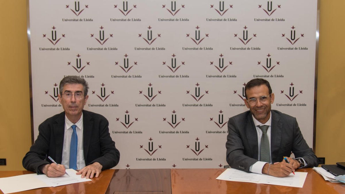 Jaume Puy, rector de la Universitat de Lleida, y Jaume Masana, director territorial Cataluña de CaixaBank.