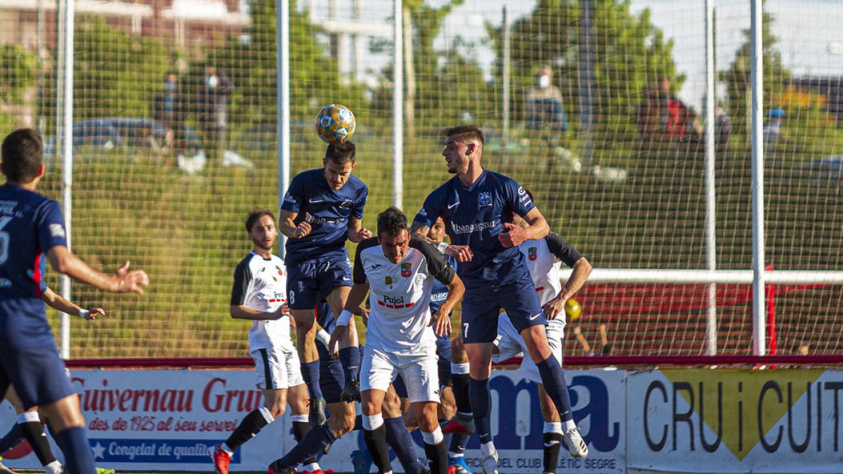 Una jugada del partido de ayer entre el Atlètic Lleida y el Borges.