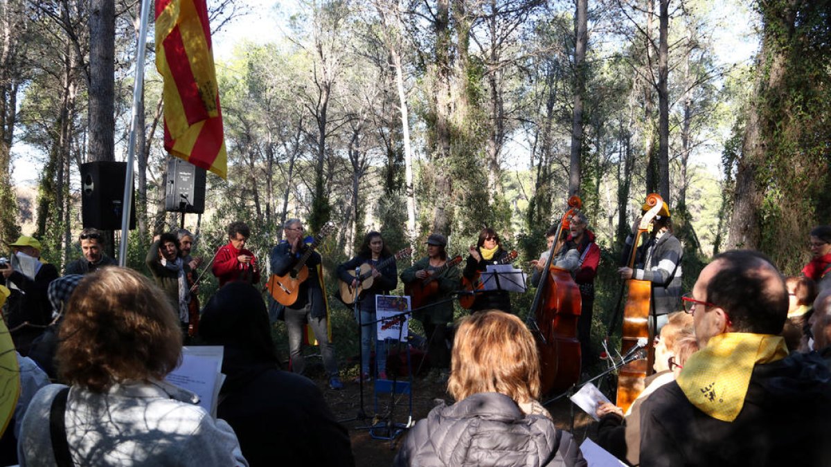 Músics per la Independència, d’Igualada, van actuar ahir al costat de la presó en què hi ha Forcadell.