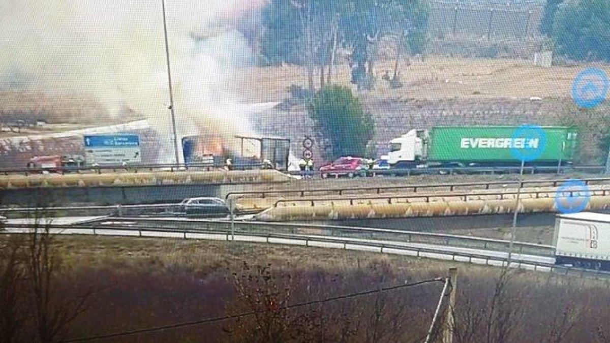 El incendio de un camión corta un acceso de la AP-2 en Soses