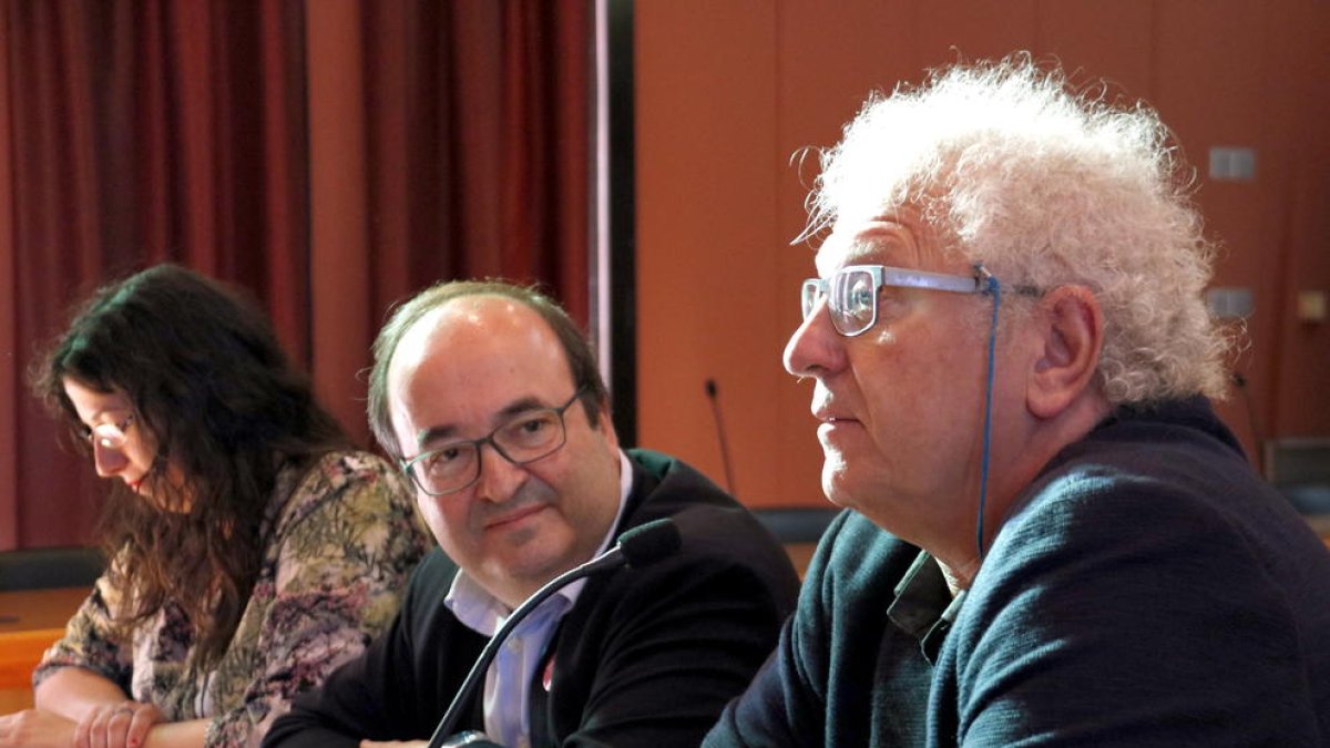 Miquel Iceta (centre) escolta l’alcaldable socialista de Balaguer, Carlos García.