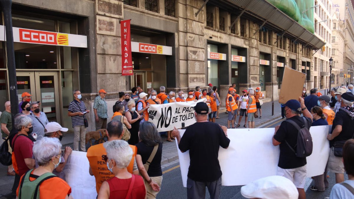 Concentración de pensionistas este verano ante la sede del Banco de España en Barcelona.