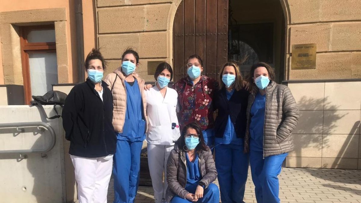 Imágenes de los equipos de vacunación formados por enfermeras que ayer administraron dosis en residencias de Torrefarrera y Bellpuig.