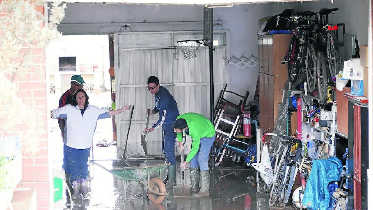 Veïns i equips d’emergència es van coordinar per netejar les zones afectades.